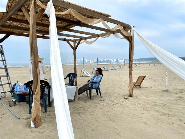 佐藤さんはコロナ禍に大洗サンビーチのボランティアに何度か参加した。写真は「風にころがるTシャツ展」のプロジェクト