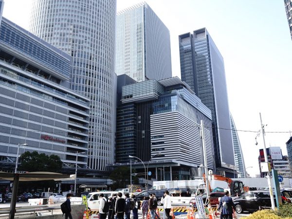 2023年3月撮影の名古屋駅東側の様子。駅前広場の整備に向け、市制100周年事業の一環で作られ、約30年にわたって親しまれた「飛翔」と名付けられた巨大なモニュメントも撤去された。整備により歩行者空間面積は約2倍になる予定だという