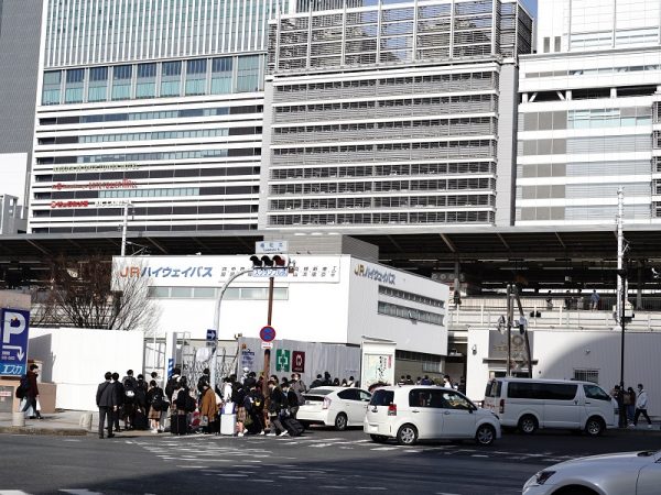 2023年3月撮影の名古屋駅東側の様子。駅前広場の整備に向け、市制100周年事業の一環で作られ、約30年にわたって親しまれた「飛翔」と名付けられた巨大なモニュメントも撤去された。整備により歩行者空間面積は約2倍になる予定だという