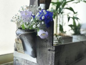 空き缶を缶バッグに、段ボールをステンシルで収納箱に…　身近にあるものを利用した、インテリアとして飾れるDIYグッズを紹介する。