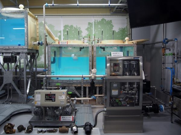 免震構造の建物に、ジャッキで強制的に変位を与えて揺らす自由振動実験を行っている（画像提供：長谷工コーポレーション）