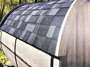 屋根材に使用されるアスファルトシングルは、ダークストレート（写真）、テラコッタの２種類から色が選べる