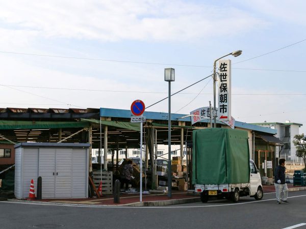 「RE SORT」の前にある佐世保朝市の会場。提供：RE SORT