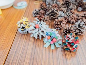 参加者が作った松ぼっくりのアート