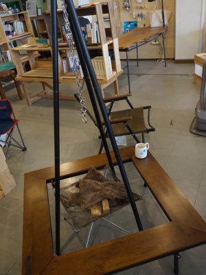 好きな焚き火セットを置くことで、アウトドアの話で盛り上がるそう