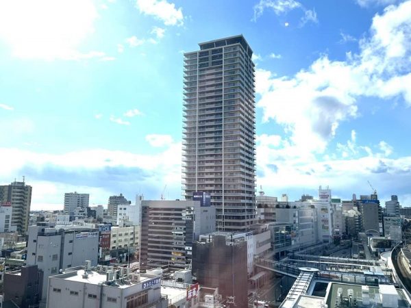 明石市の市民広場、一時保育ルーム、図書館、子育て支援センター、総合窓口などが揃う再開発ビル