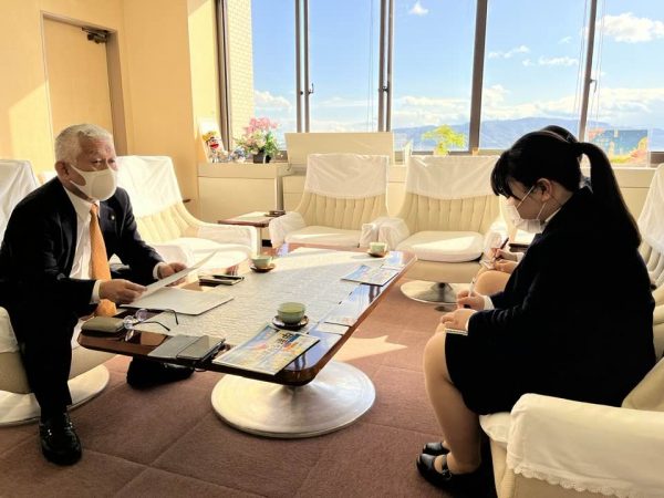 インタビューを行った市長応接室も絶景だった。明石市の魅力は景観の美しさ。街のあちこちから海や淡路島が見えるように、街づくりも工夫されている。再開発ビルがタワーになったのも視界を遮らないためだという