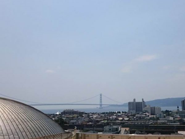 子午線から見る明石市立天文科学館と明石海峡。もちろん天文科学館は高校生以下無料。