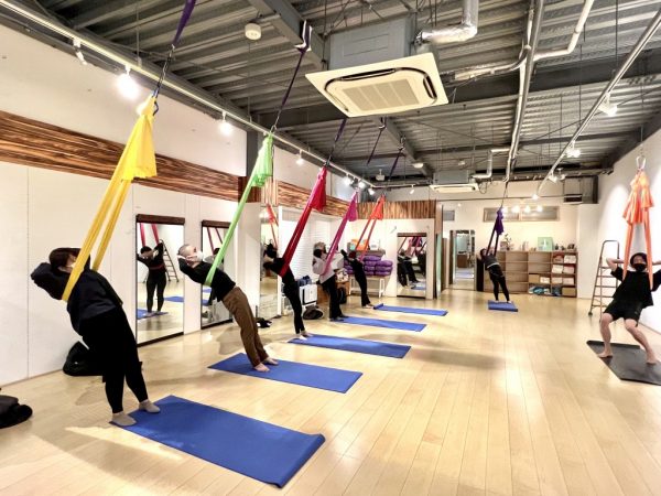 ビーチでの星空観察会を楽しむワーケーションの参加者たち