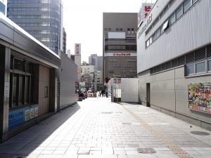 現在の北側の駅出口からまちの方向を見た様子。もう少し開放的であればとも感じる