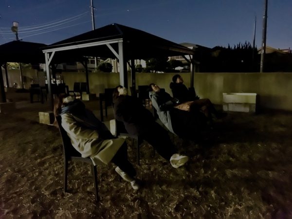 ビーチでの星空観察会を楽しむワーケーションの参加者たち