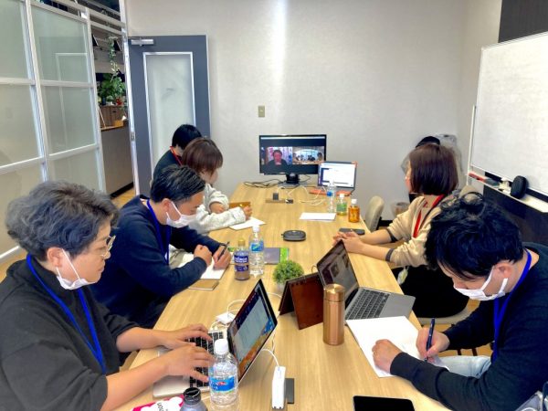 ビーチでの星空観察会を楽しむワーケーションの参加者たち