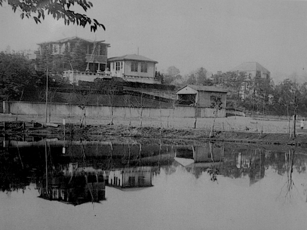 ボート乗り場の建物に社団法人洗足風致協会の文字が見える。右上は勝海舟記念館。ネオゴシックスタイルの柱型4本が特徴的で、中にはアールデコ調の造作が施されるなど、西洋の建築技法を取り入れたモダンな建造物である