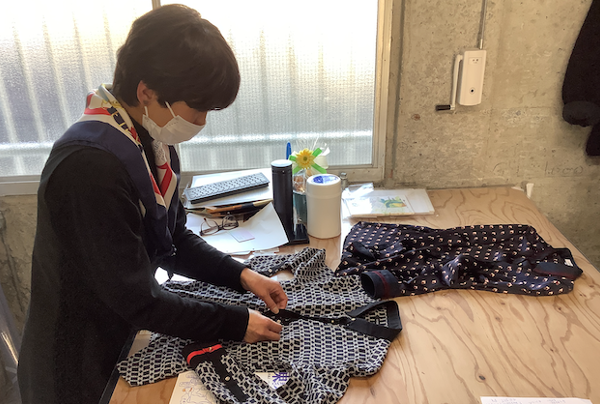 新しく持ち込まれた古着を丁寧に査定中