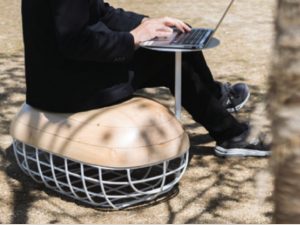 主に商業用家具製作を手がけるアーティストリー。立体物や曲線を美しく造形する3D5軸を駆使した繊細な技術に定評がある。2022年9月鎌倉にオープンした英国アンティーク博物館/BAM鎌倉（設計：隈研吾）のファサードの加工なども手がけた。写真は、第5回あいち木づかい表彰　製品部門優秀賞/愛知県森林協会長賞を受賞したローベンチ。名古屋市のコミュニティスペース「FabCafe nagoya」のためにデザイン・製作したもの

