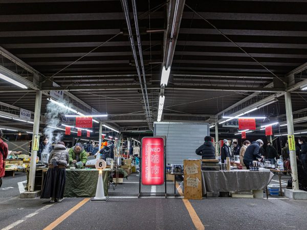 BRICK MALL SASEBOは、もともと漬物工場だった煉瓦木造2階建ての物件をリノベーションした商業施設。壁に「万津6区」にはウォールペイントが見られる