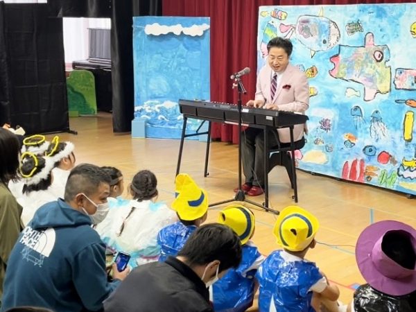 子どもたちの前て演奏を披露することも。