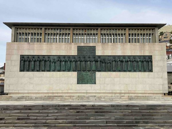 二十六聖人のブロンズ像の前には、赤いじゅうたんをイメージして赤色に道が塗装されている。キリシタンに関連した歴史が年表のように道に示されている。1865年2月19日は、大浦天主堂（日本二十六聖人殉教者聖堂）が建築された日だ。同年3月17日は、大浦天主堂で信徒発見があった日