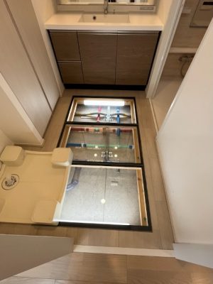 免震構造の建物に、ジャッキで強制的に変位を与えて揺らす自由振動実験を行っている（画像提供：長谷工コーポレーション）