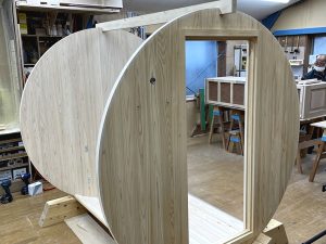 曲線に切り出された部材を樽型に組み上げていく