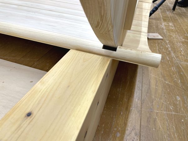 曲線に切り出された部材を樽型に組み上げていく