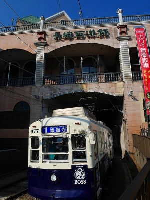 長崎西洋館を通り抜ける崇福寺行きの路面電車