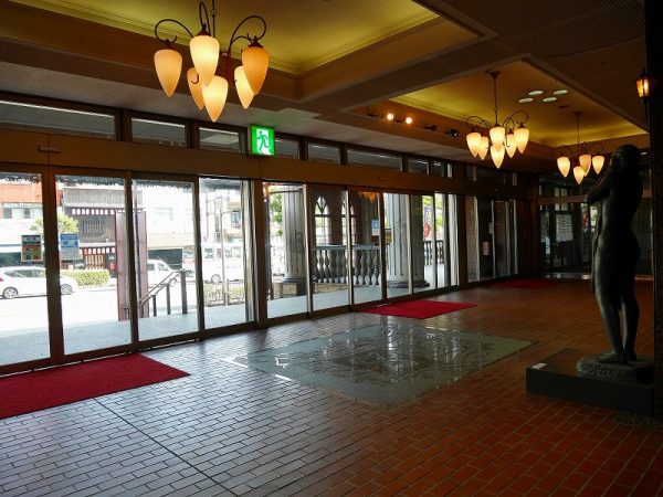 長崎西洋館を通り抜ける崇福寺行きの路面電車