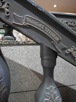 長崎西洋館を通り抜ける崇福寺行きの路面電車