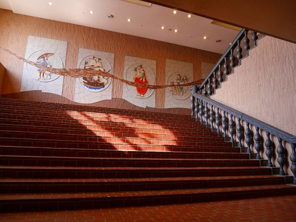 3階に向かう階段。長崎をテーマにした壁画が飾られている
