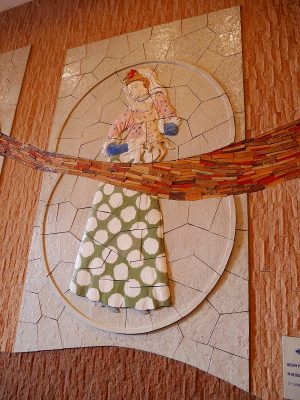 3階に向かう階段。長崎をテーマにした壁画が飾られている