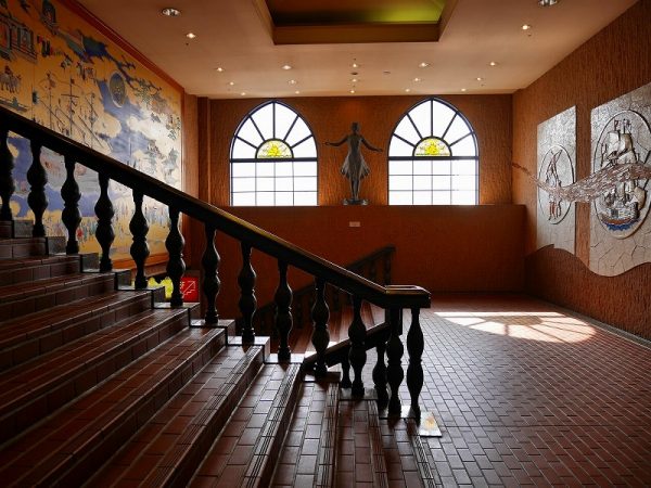 3階に向かう階段。長崎をテーマにした壁画が飾られている