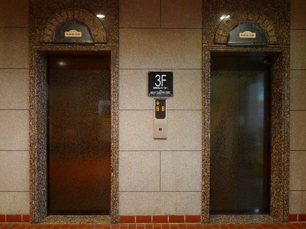 3階に向かう階段。長崎をテーマにした壁画が飾られている