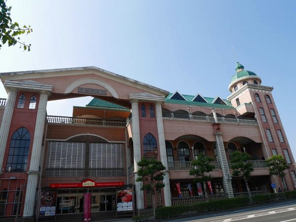 長崎西洋館を通り抜ける崇福寺行きの路面電車