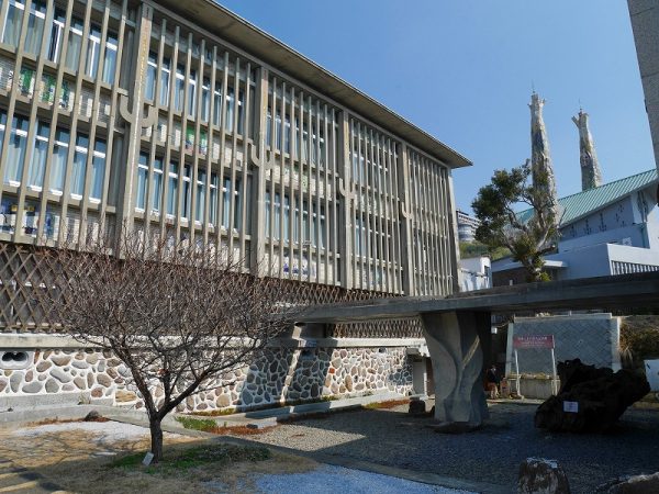 日本二十六聖人記念館外観。ルーバーで囲われ、槍や滴りを表現した装飾が