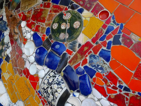 西側のモザイク壁画「信徳の壁」。この壁画の存在に気が付かず、そのままエントランスに向かってしまう方もいるとか。ぜひこちら側も眺めていただきたい