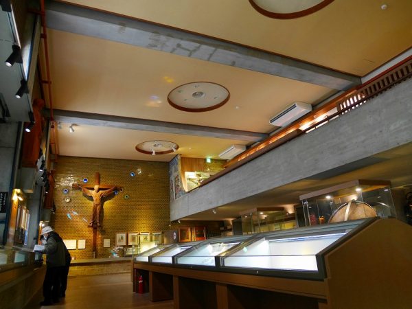 奥に見えるのは木彫刻「聖パウロ三木」