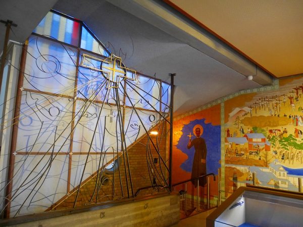 奥に見えるのは木彫刻「聖パウロ三木」