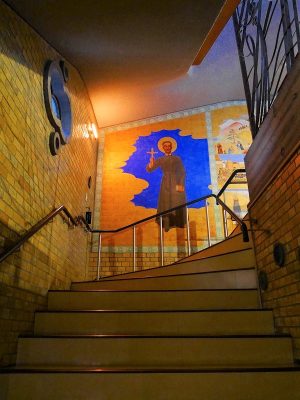 奥に見えるのは木彫刻「聖パウロ三木」