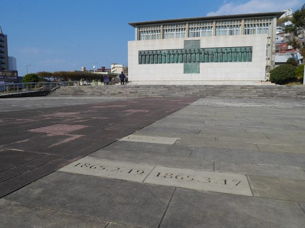 二十六聖人のブロンズ像の前には、赤いじゅうたんをイメージして赤色に道が塗装されている。キリシタンに関連した歴史が年表のように道に示されている。1865年2月19日は、大浦天主堂（日本二十六聖人殉教者聖堂）が建築された日だ。同年3月17日は、大浦天主堂で信徒発見があった日