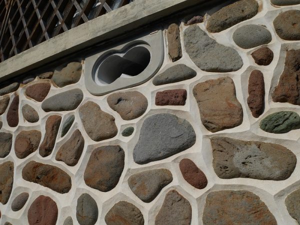 日本二十六聖人記念館外観。ルーバーで囲われ、槍や滴りを表現した装飾が