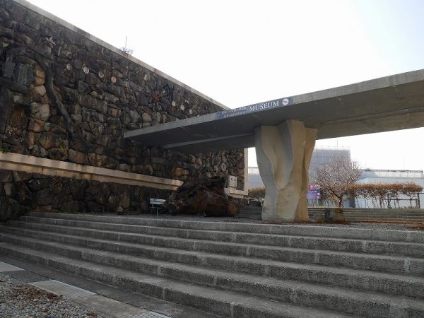 日本二十六聖人記念館外観。ルーバーで囲われ、槍や滴りを表現した装飾が