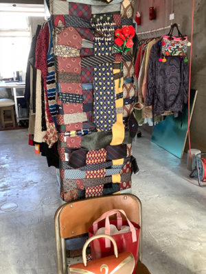 無数の古ネクタイの柱。まだ状態が良い。定年して要らなくなったネクタイを売ったものか。企業戦士たちの街らしいとも言える