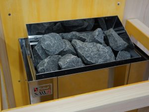 ストーブの上で熱したサウナストーンに水やアロマ水をかけ、サウナ室内に水蒸気を発生させるロウリュ。セルフロウリュが好きなときに自宅で体感できるのは、サウナ―にとっての憧れだろう