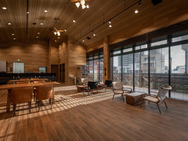 木のぬくもりと開放感を感じられるGOODSPPED VANLIFE 春日井店の新しいショールーム