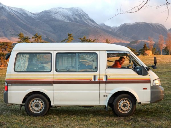 バンライフビルダーの鈴木大地氏のバス