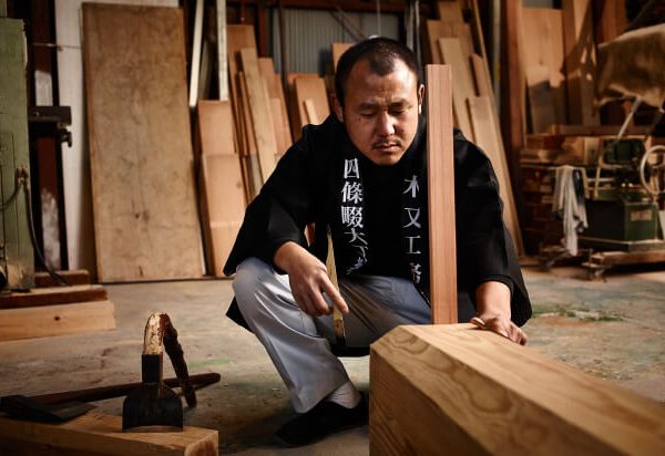 建築に使用する木は、吟味されすべて作業場で加工される