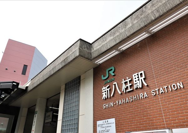 2020年に駅舎前面やコンコースがリニューアルされた東所沢駅。文化発信拠点への玄関口となるよう「本＋本棚」をイメージした外観デザイン