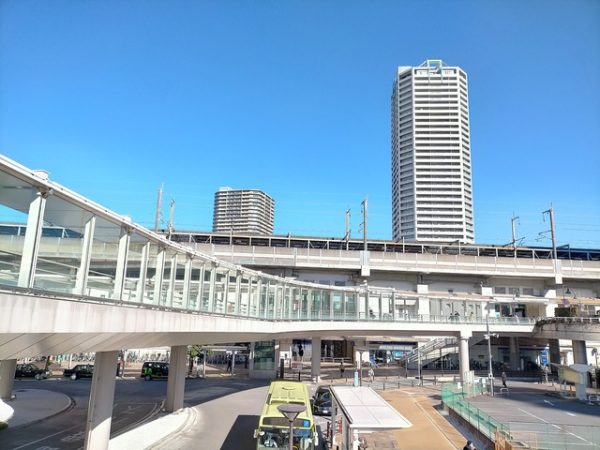 再開発が進む武蔵浦和駅。2024年春には駅デッキ直結1分の立地にプラウドシティ武蔵浦和ステーションアリーナが完成予定
