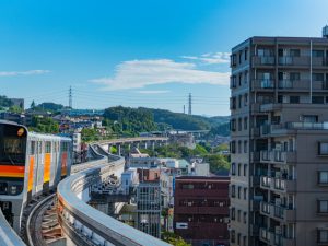 住宅地を縫うように走る多摩都市モノレール