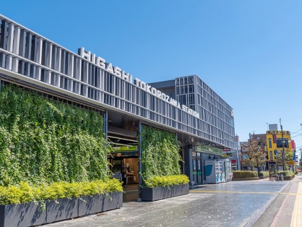 2020年に駅舎前面やコンコースがリニューアルされた東所沢駅。文化発信拠点への玄関口となるよう「本＋本棚」をイメージした外観デザイン